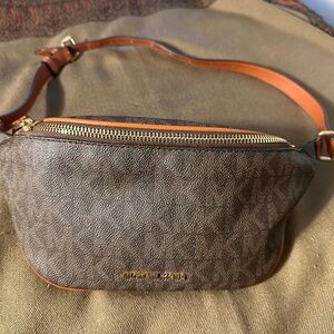 MICHAEL KORS LEATHER POUCH BELT